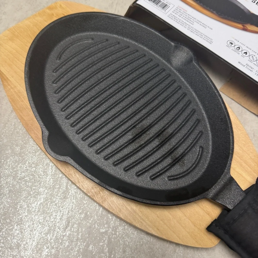 Jim Beam Cast Iron Skillet Set wooden plate